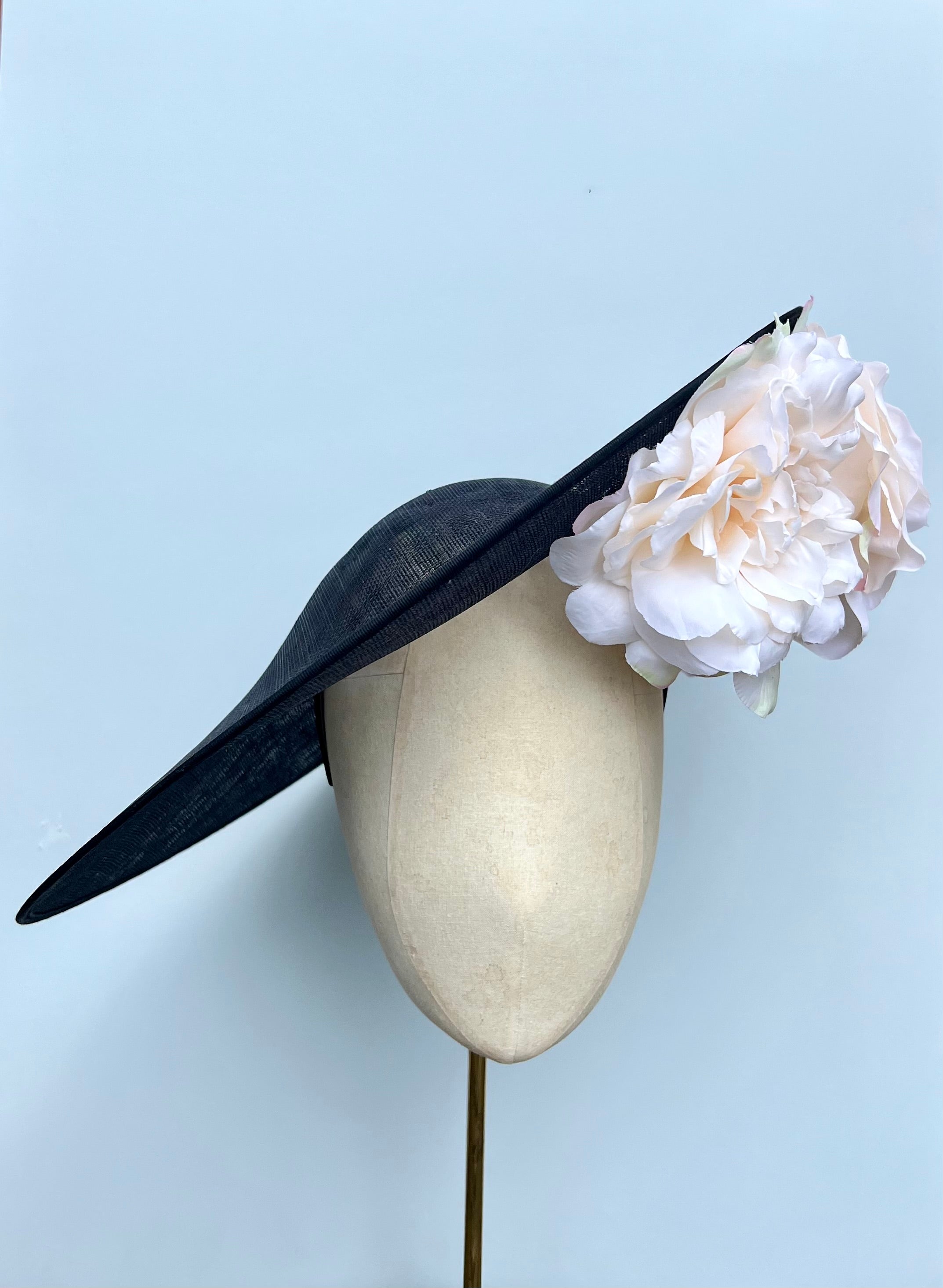 Blume (in black)