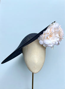 Blume (in black)