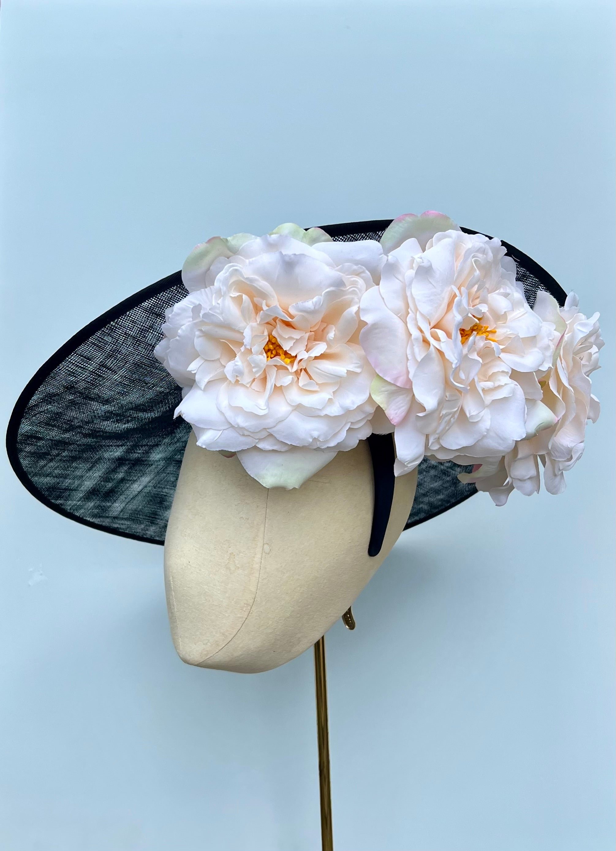 Blume (in black)