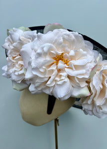 Blume (in black)