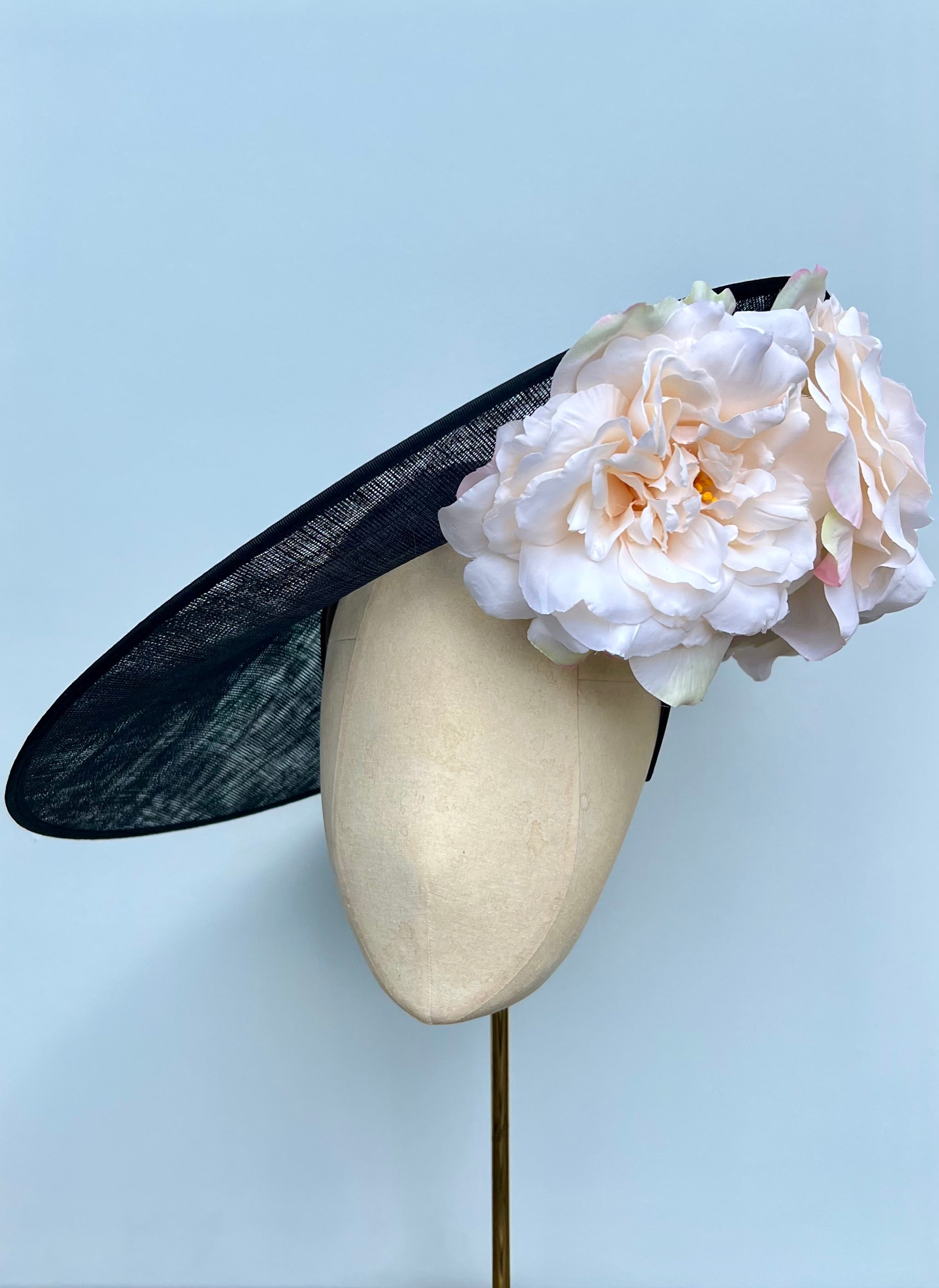 Blume (in black)