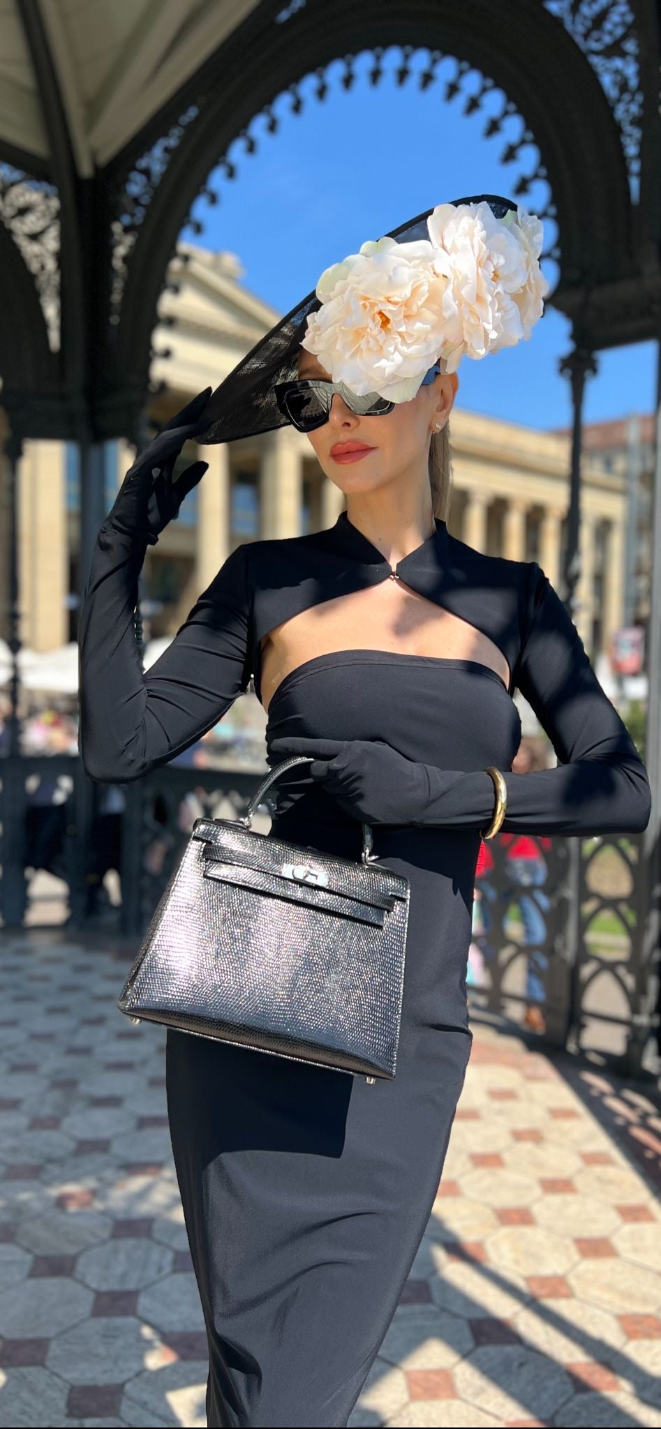 Blume (in black)