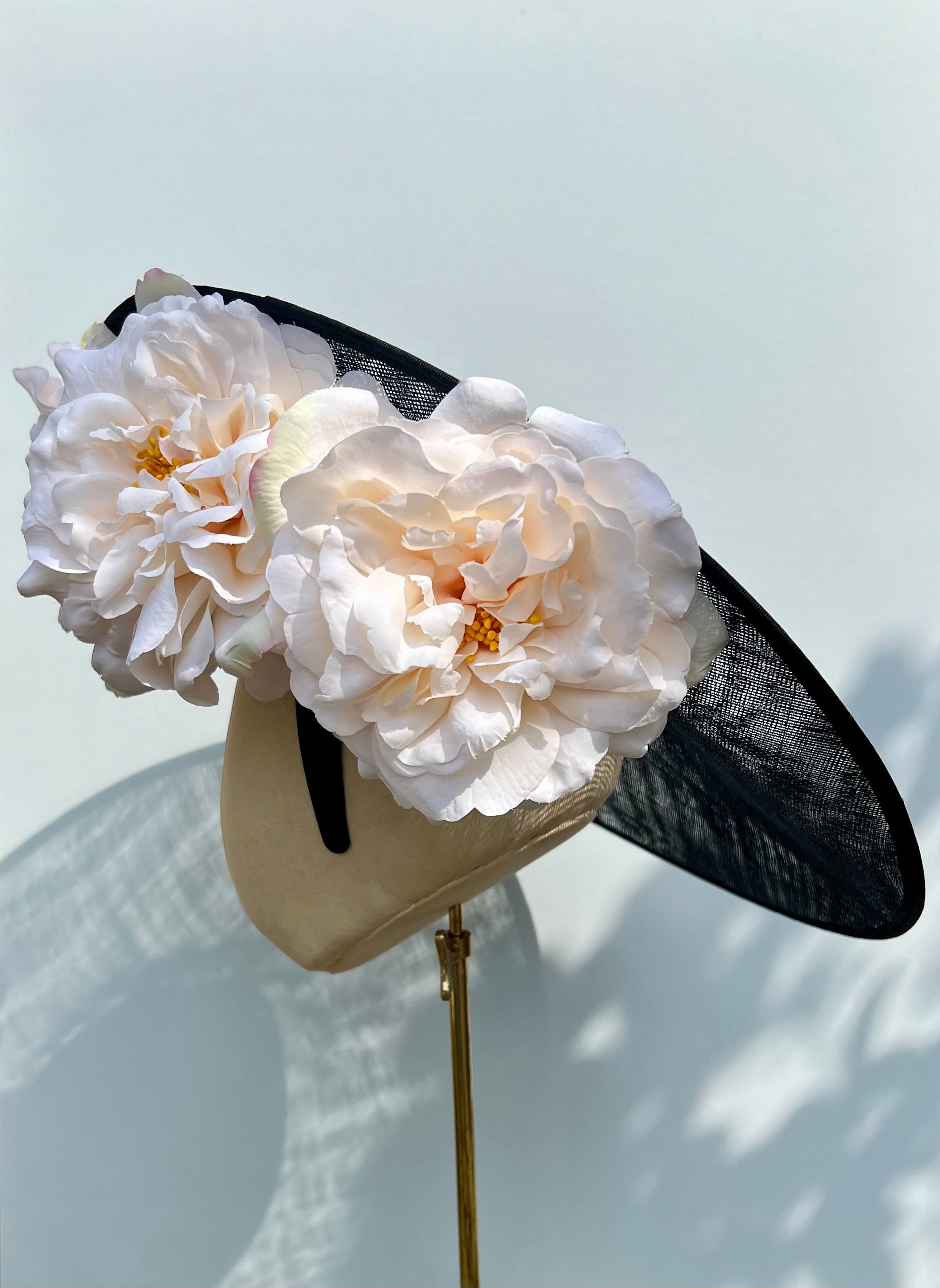 Blume (in black)